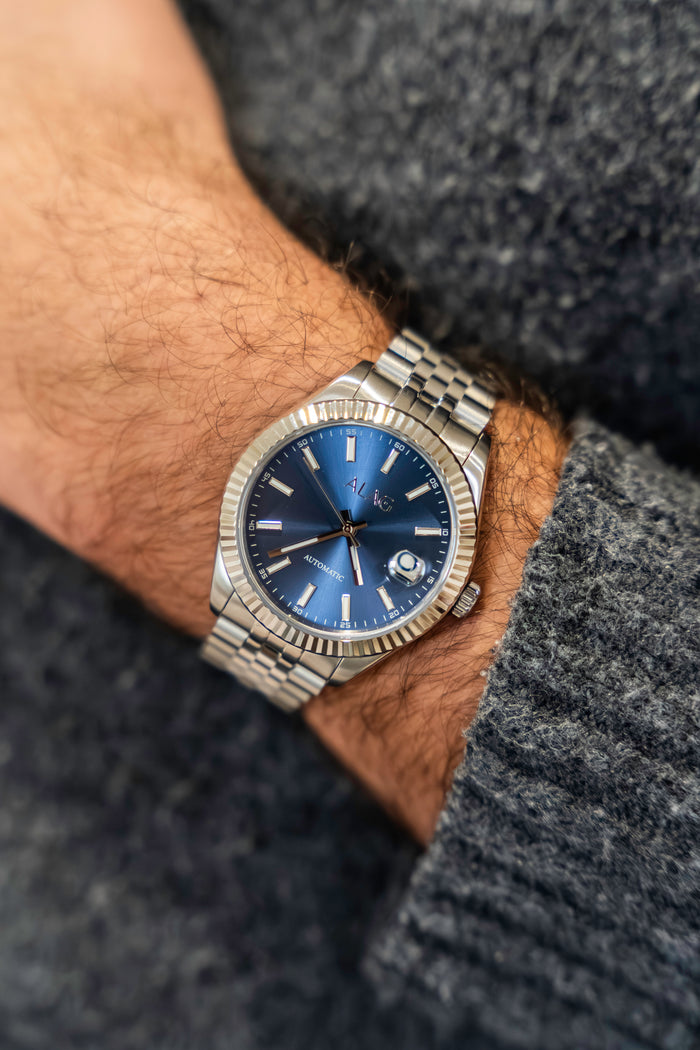 JUST BLUE — porté au poignet